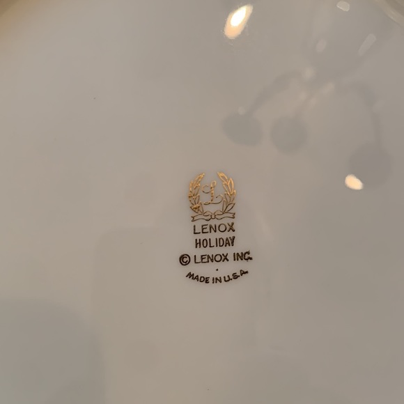 Lenox Special Bowl Christmas Holly  7 1/2" Round  Flat Coupe Soup or Serving - Picture 2 of 2